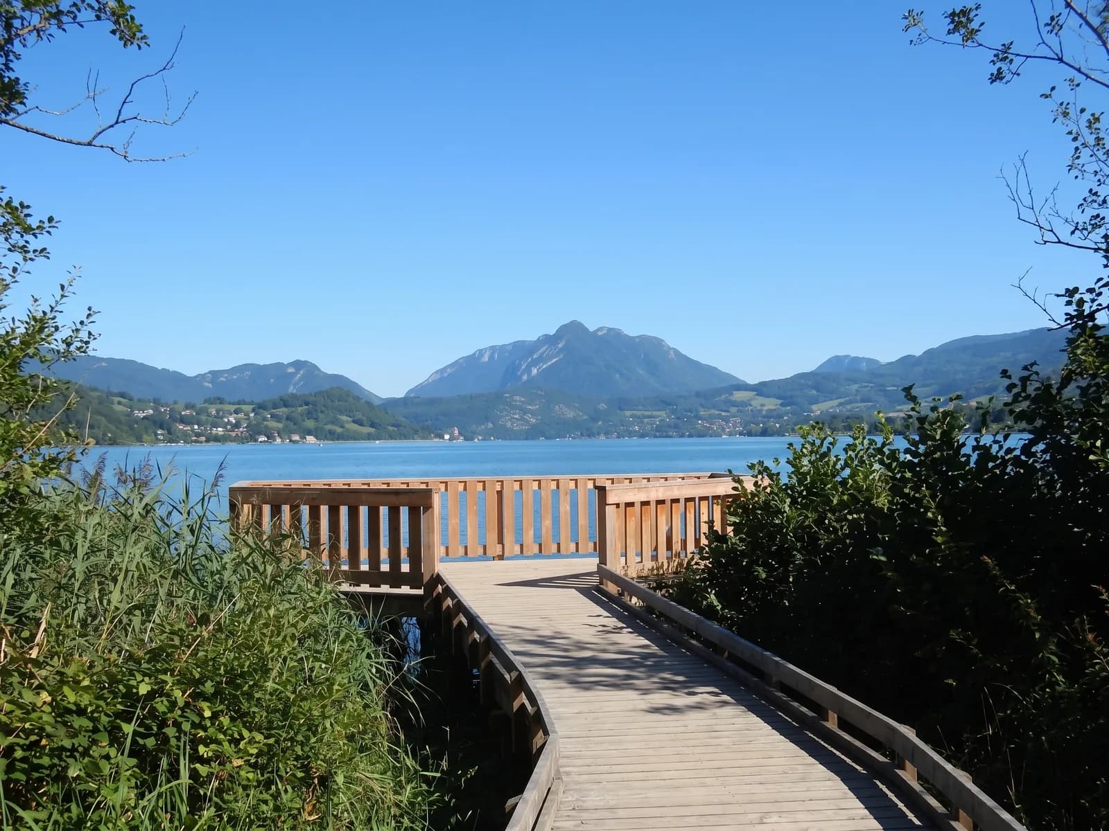 Ponton de la réserve naturelle du Bout du Lac, au sud du lac d'Annecy
