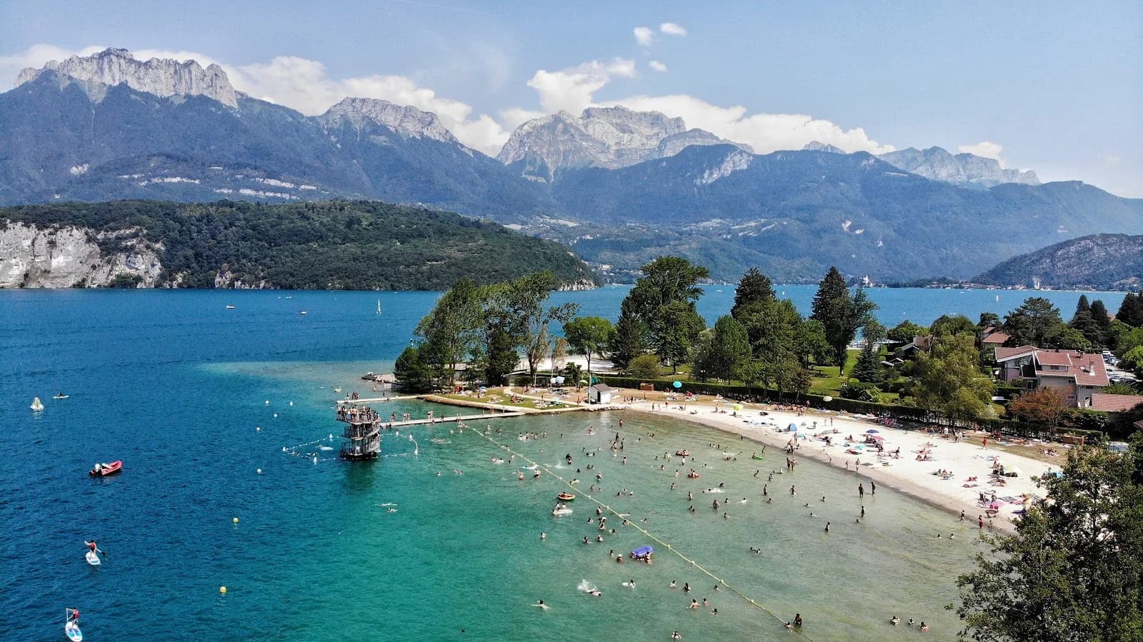 Plage au bord du lac d'Annecy accessible à vélo
